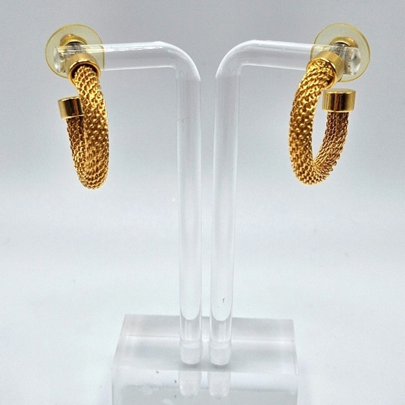 VINTAGE Elegant Gold Plated Mesh Hoop Post Back Earrings - Picture 2 of 5